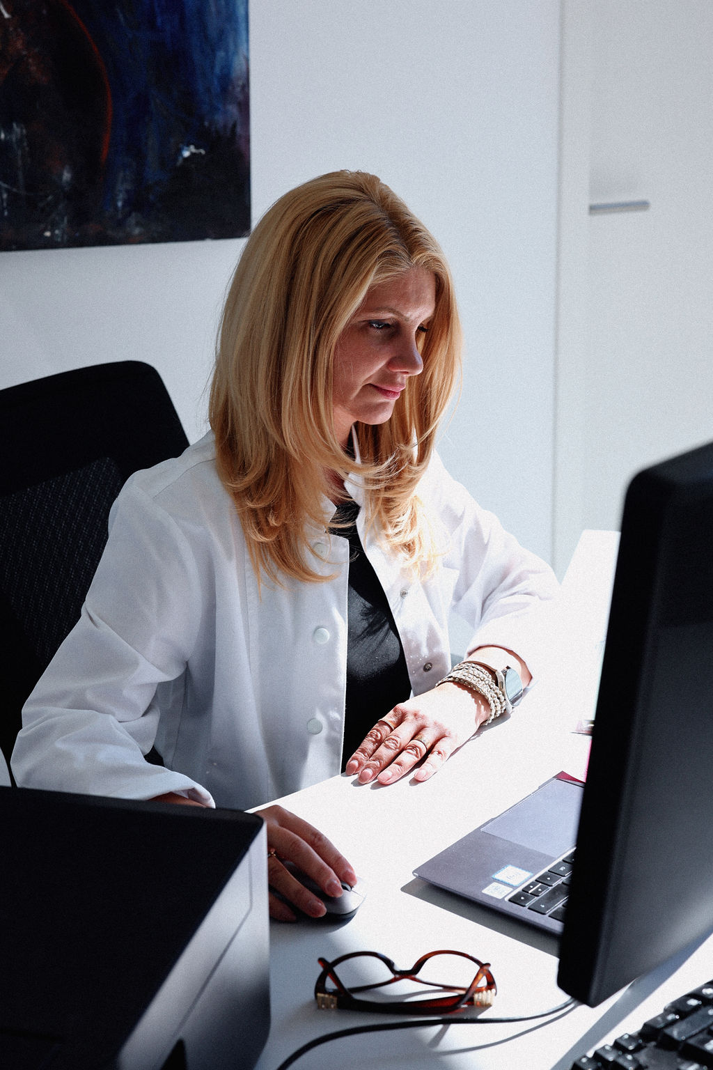 Gabriela Ferent, dietitian-nutritionist, who carries out the body-composition measurement during the consultation