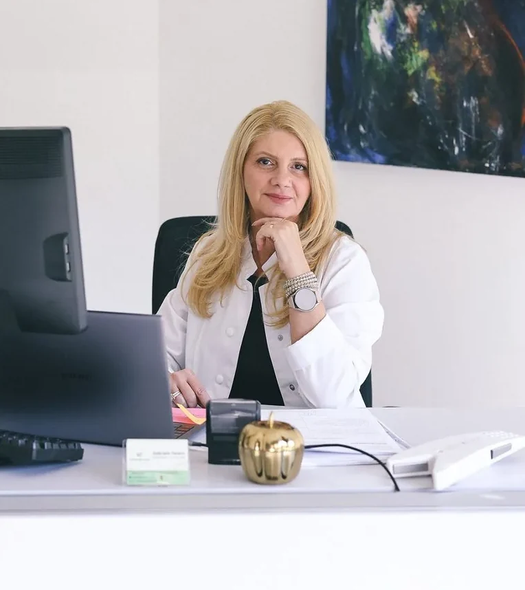 Gabriela Ferent à son bureau de consultation au Luxembourg